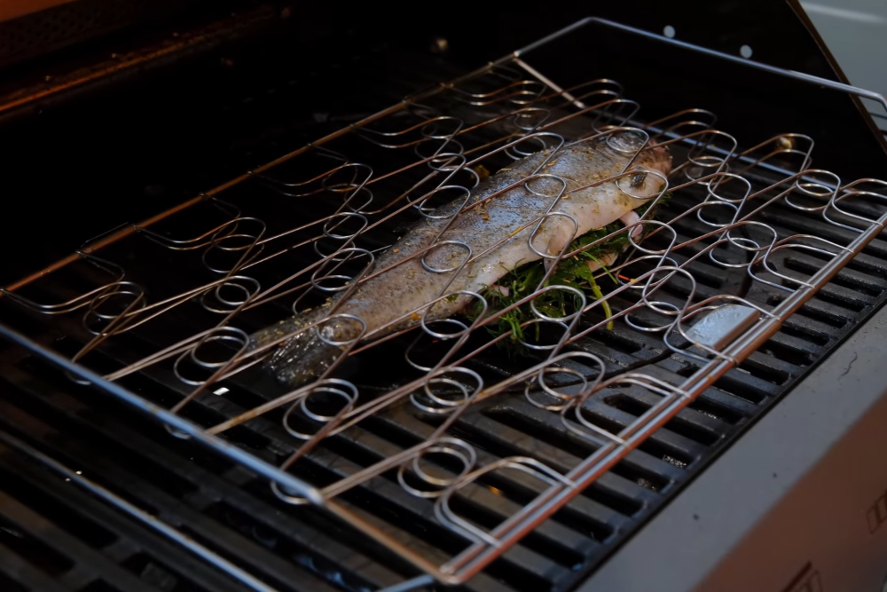 Grillowany pstrąg z cytrusami i ziołami