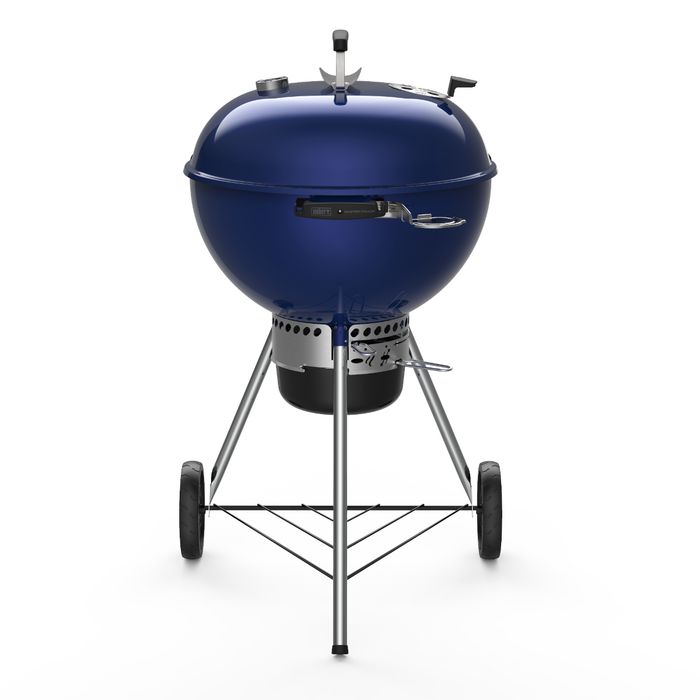 Grill węglowy Weber Master-Touch GBS model C-5750 w pięknym, intensywnym, granatowym kolorze. Grill ma kulisty kształt. Ruszt przykryty granatową pokrywą z chromowanymi elementami, na dole czarny zbiornik na węgiel i dwa, plastikowe kółka.