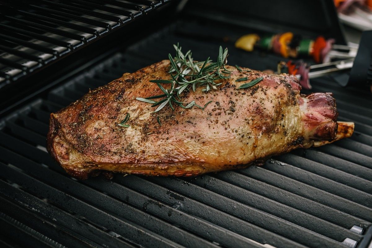 Grillowanie pośrednie pieczeni na grillu gazowym Broil King