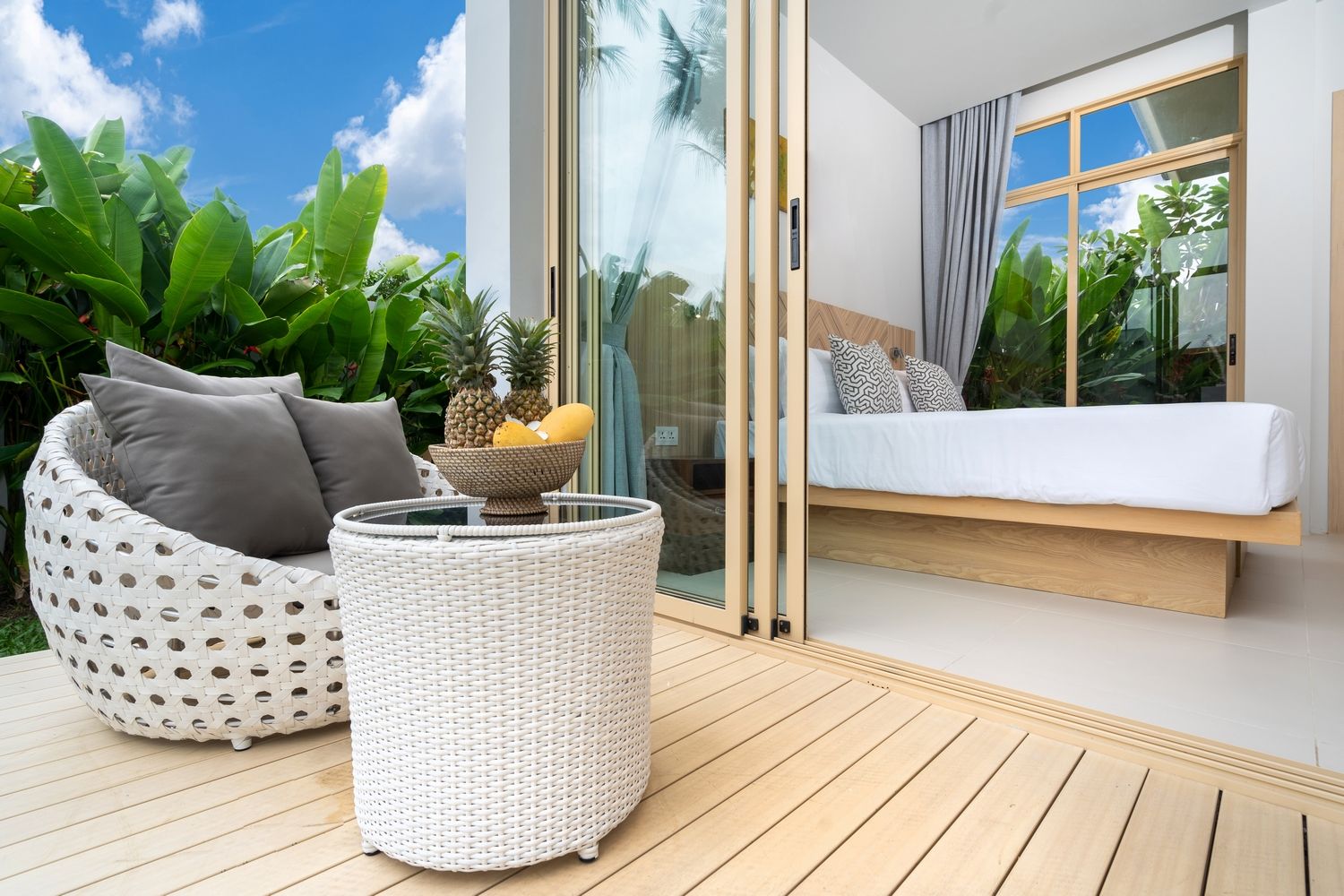 Białe meble z technorattanu na balkon