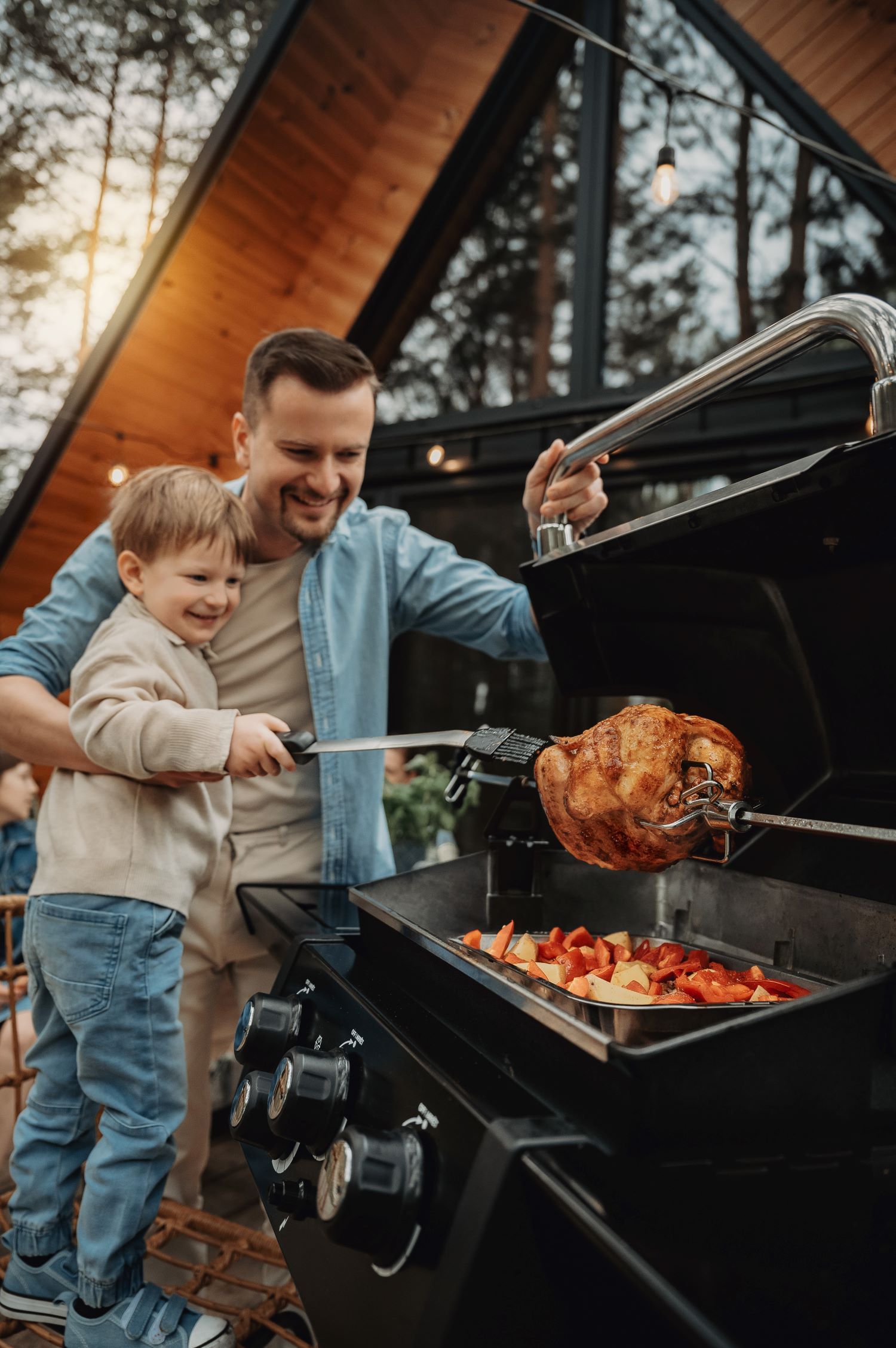 Rożen obrotowy w grillach Broil King – idealny do mięs i warzyw