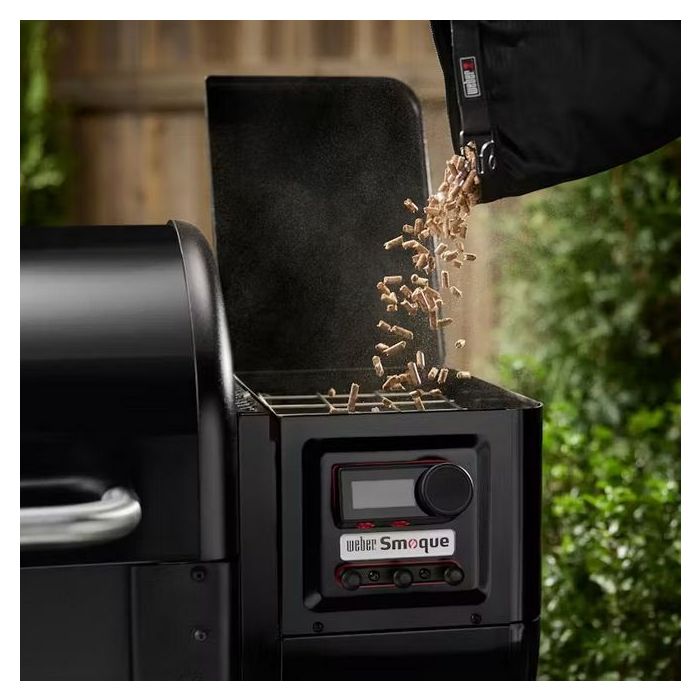 Uzupełnianie pelletu w grillu Weber Smoque