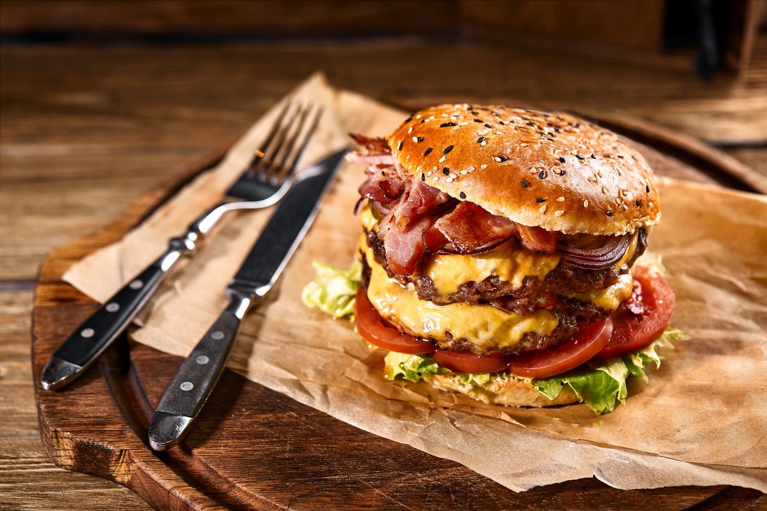Burger z mięsa wołowego z serem i boczkiem