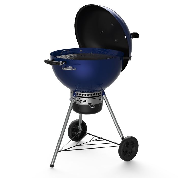 Grill węglowy Weber Master-Touch GBS model C-5750 w pięknym, intensywnym, granatowym kolorze. Grill ma kulisty kształt. Widoczny czarny ruszt, nad którym znajduje się podniesiona granatowa pokrywa, na dole czarny zbiornik na węgiel i dwa, plastikowe kółka