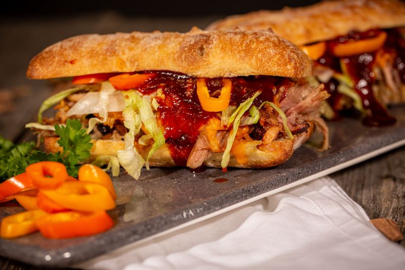 Rwana wieprzowina (pulled pork) w klasycznym podaniu, czyli w kanapce