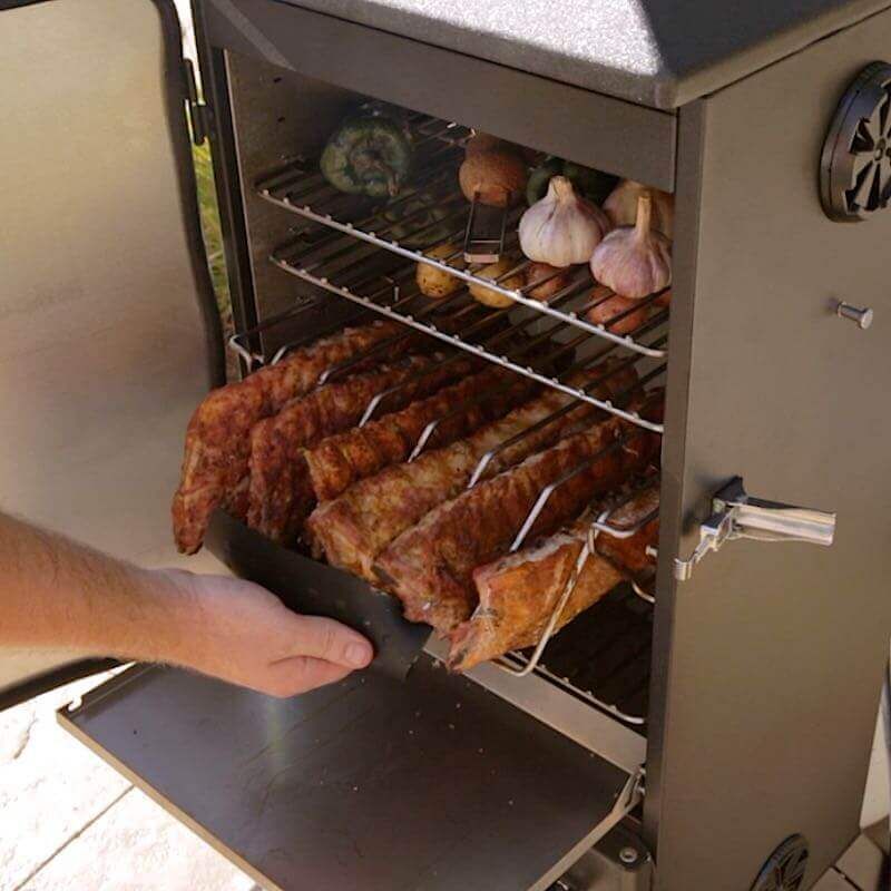 Wędzenie mięs i warzyw w wędzarni gazowej Broil King