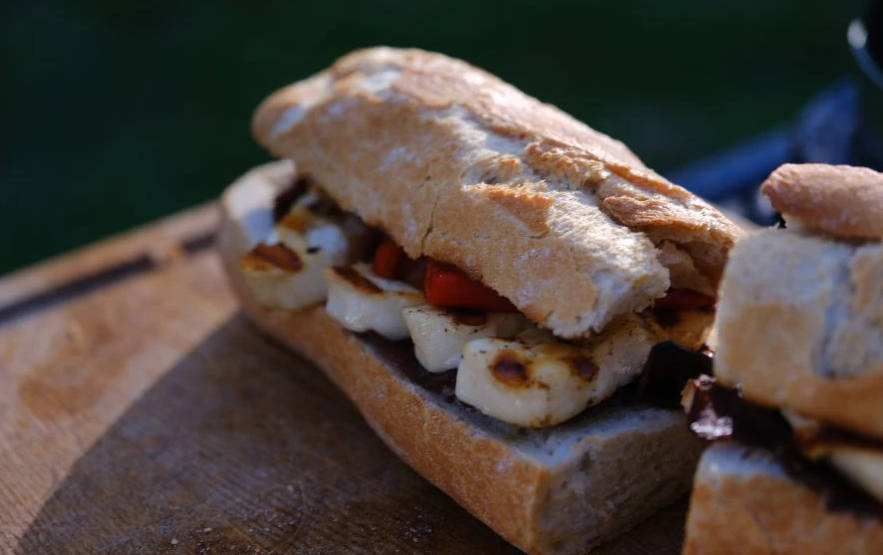 Ser halloumi z grilla w chrupiącej bagietce
