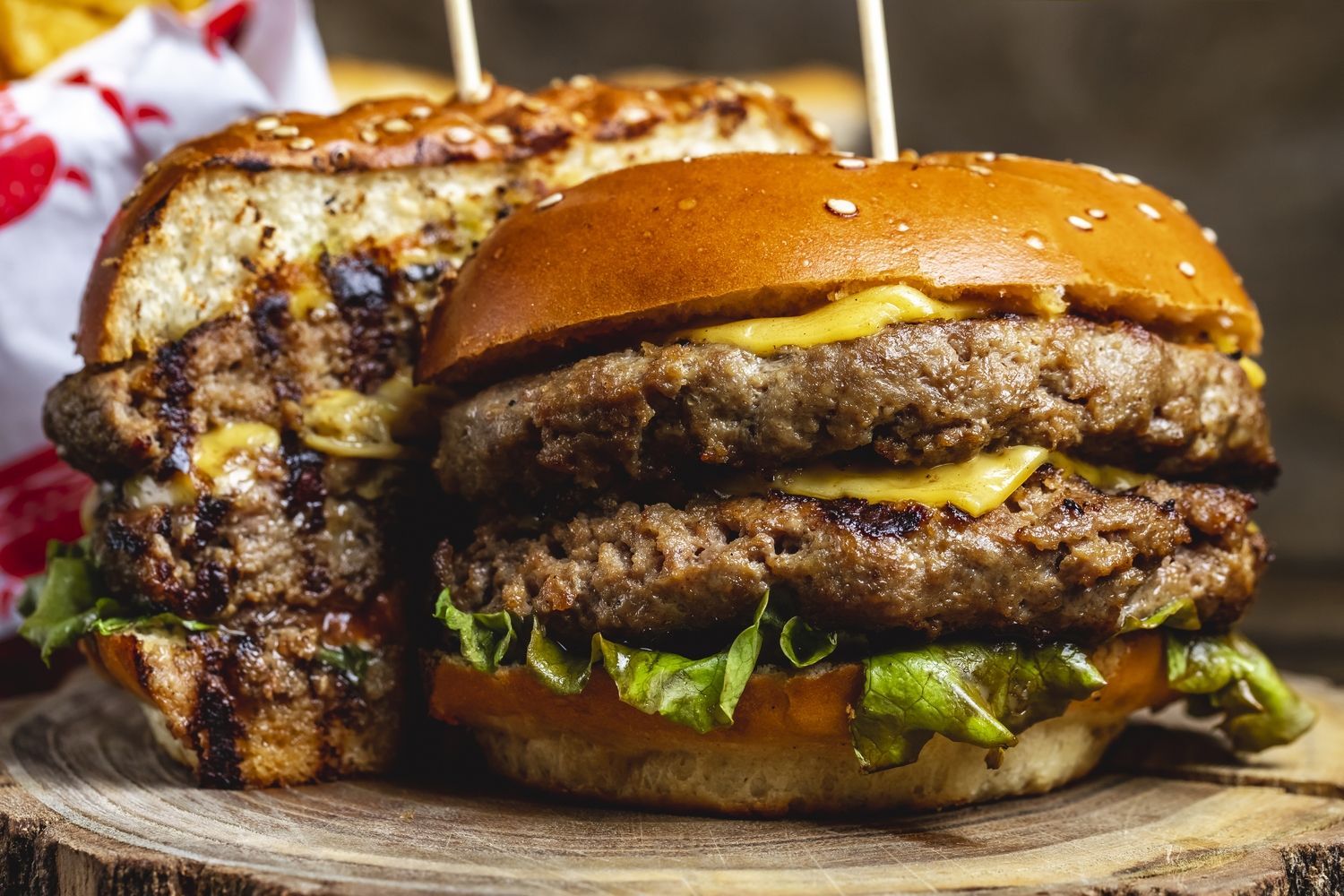 Burger wołowy z serem cheddar