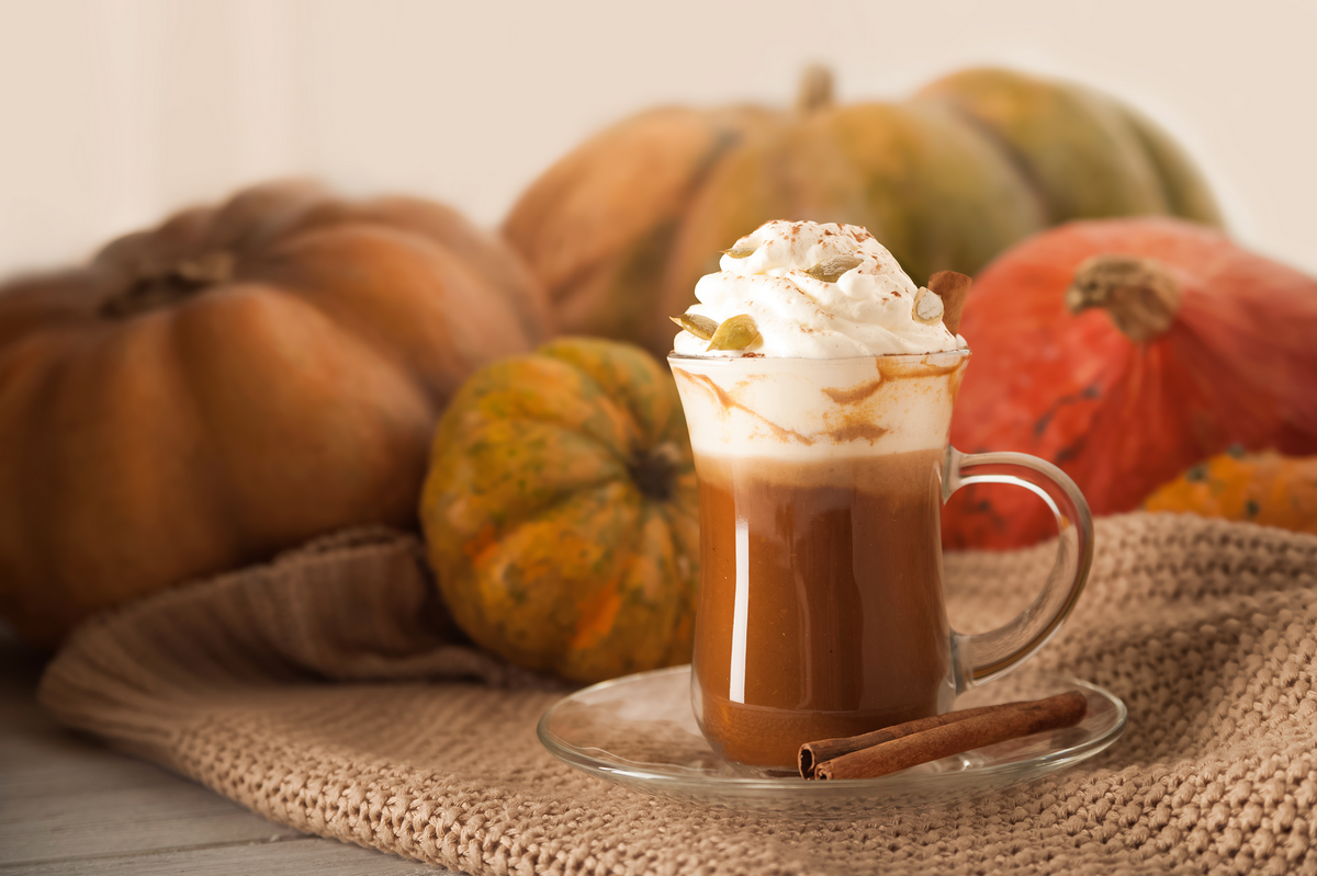 Pumpkin Spice Latte w wysokiej skzlance z bitą śmietaną