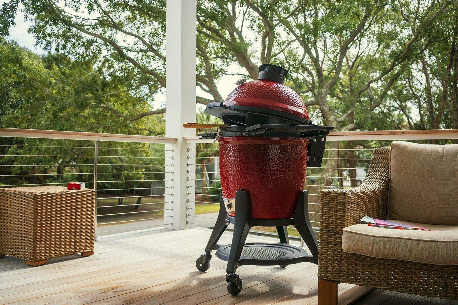 Grill węglowy Kamado Joe na tarasie