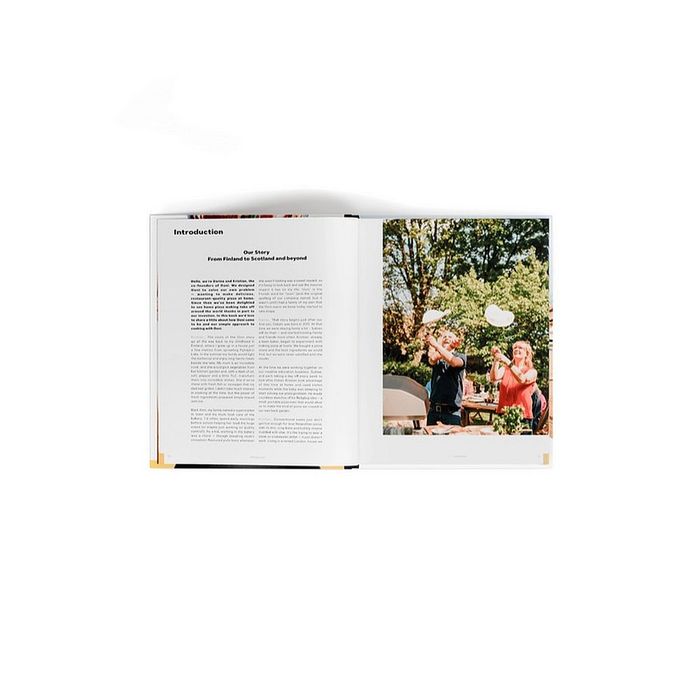 Książka „Cooking with Ooni: nasza historia, przepisy i inspiracje (UU-P34D00)