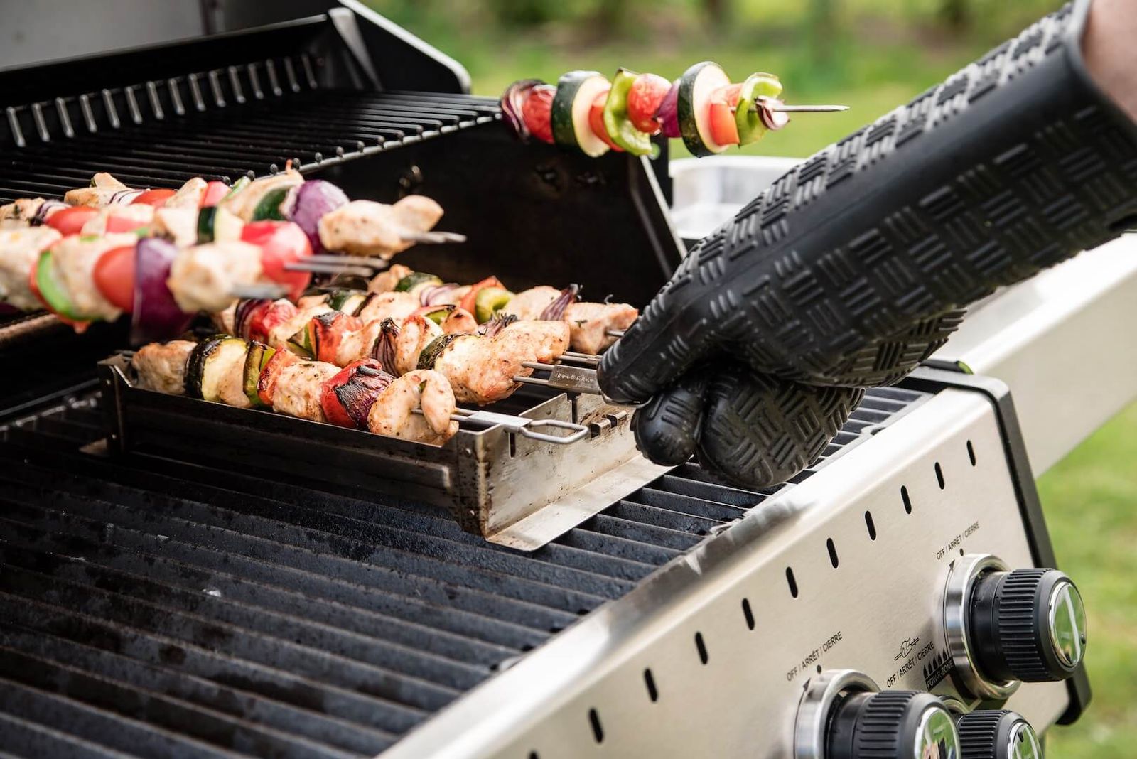 Idealne szaszłyki przygotowane na grillu gazowym Broil King.
