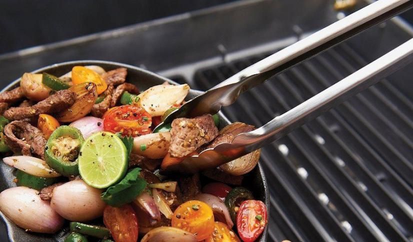 Zdrowy posiłek przygotowany na grillu gazowym