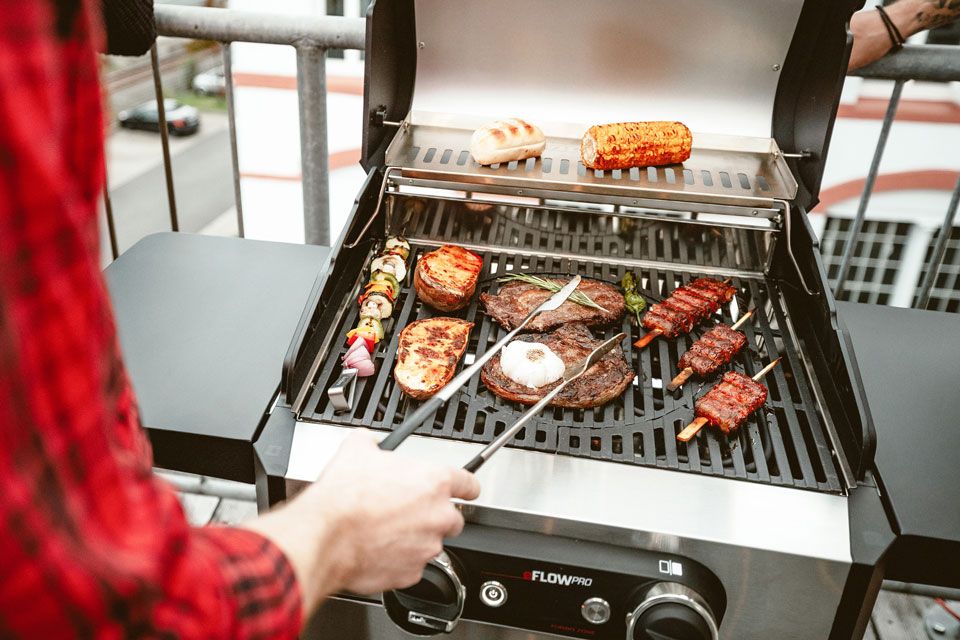 Grillowanie na grillu elektrycznym Enders eFlow PRO 2 Turbo