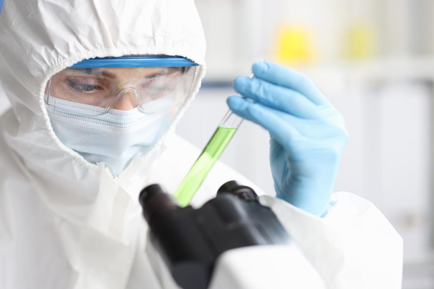 Naukowiec z probówką biopaliwa