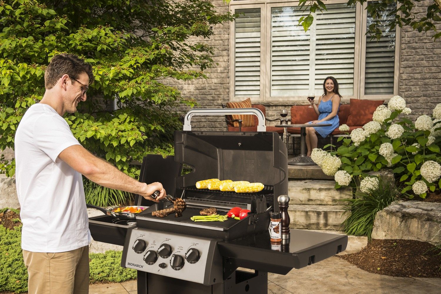 Broil King Monarch 390 grillowanie w ogrodzie
