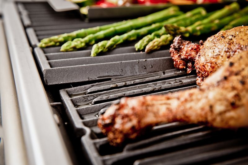 Ruszty ustawione pod kątem w grillu Broil King Baron