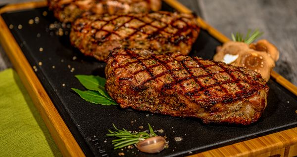 Idealny stek z grilla – mięso, temperatura, metoda Ten and Two. Porady od Broil King