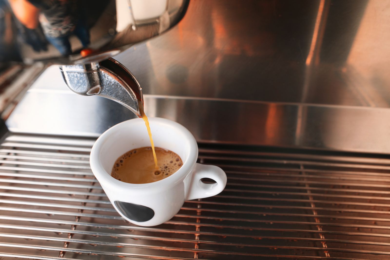 Kawa Flat White przygotowywana za pomocą ekspresu do kawy