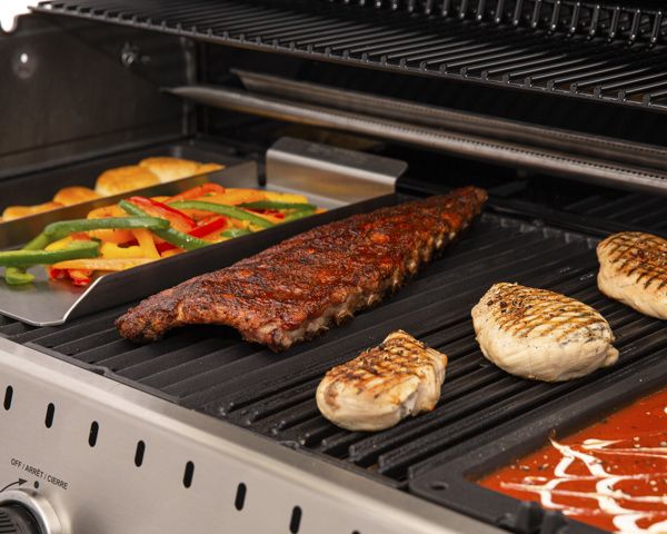 Dwustronne ruszty Broil King - grillowanie na stronie rynienkowej i stożkowej