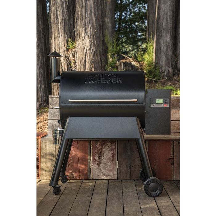 Grill na pellet PRO 780 (black) INT Traeger na tarasie