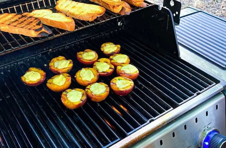 Grillowane nektarynki z serem camembert
