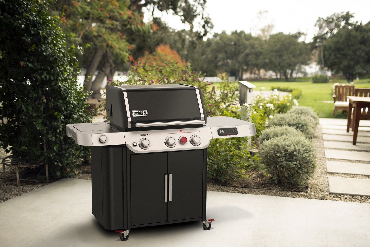 Nowy grill gazowy Weber Genesis w ogrodzie