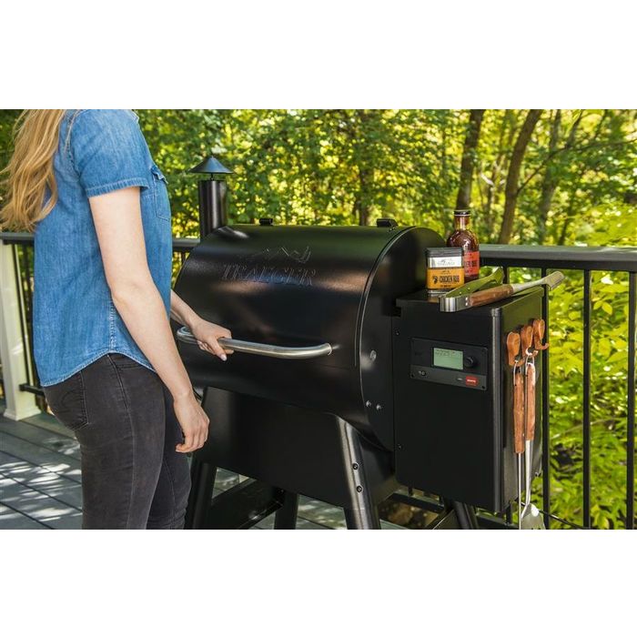 Wygodny uchwyt pokrywy Grilla na pellet PRO 575 (black) INT Traeger