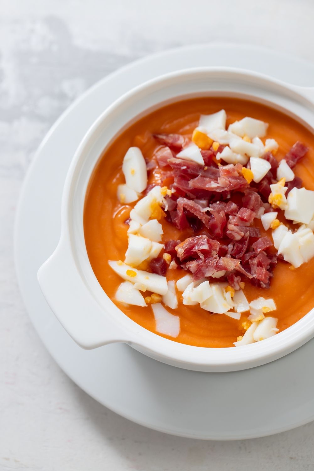 Gazpacho z jajkiem i szynką