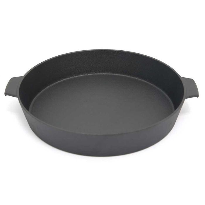 Patelnia żeliwna marki Big Green Egg.