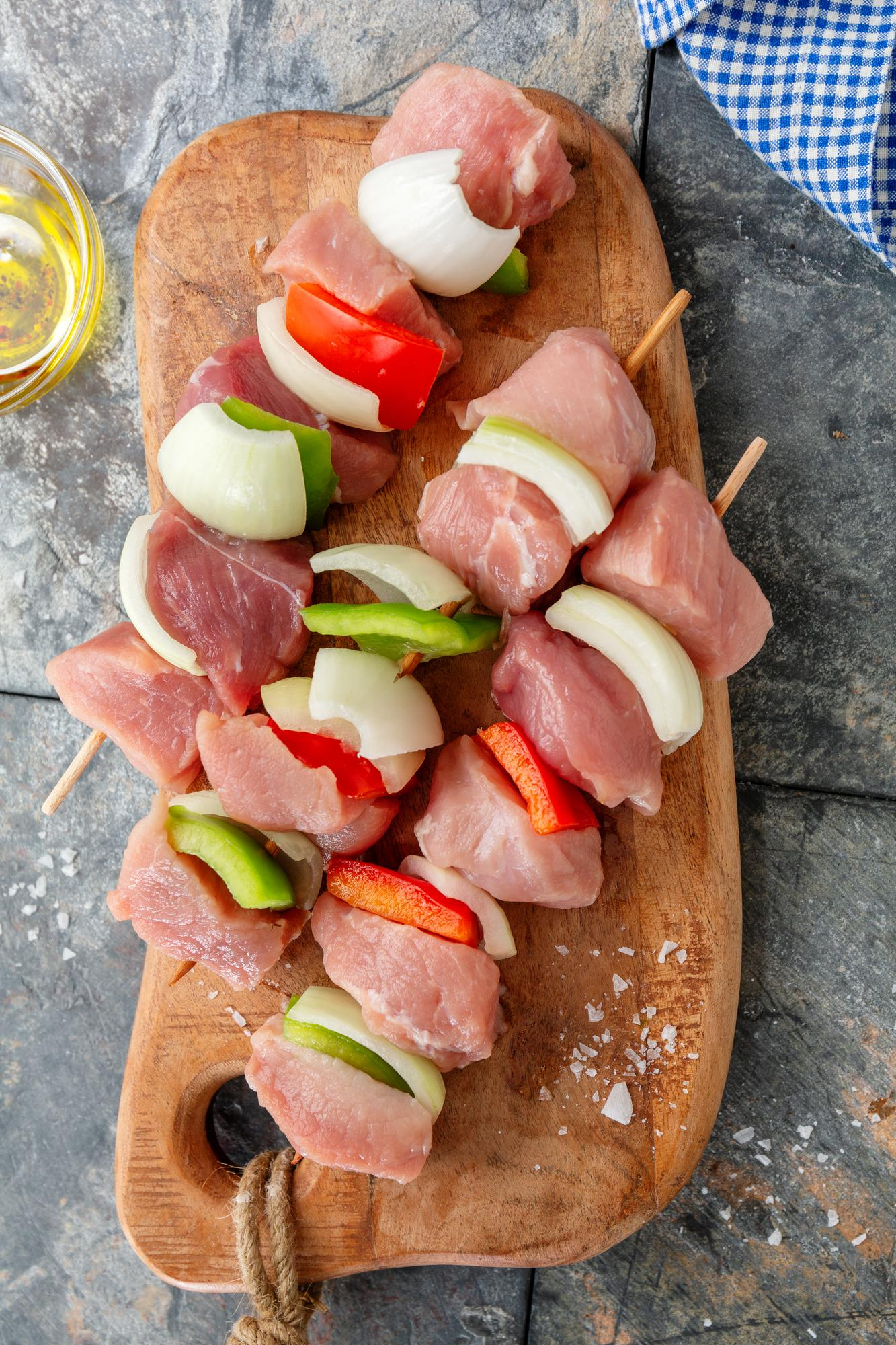 Szaszłyki przed rozpoczęciem grillowania.