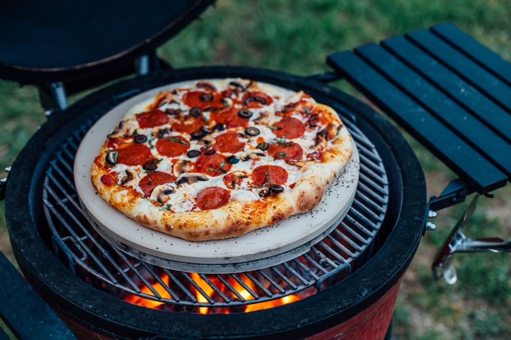 Pizza na grillu kamado