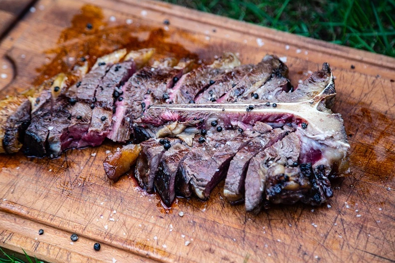 Stek Porterhouse z fermentowanym pieprzem i wędzoną solą