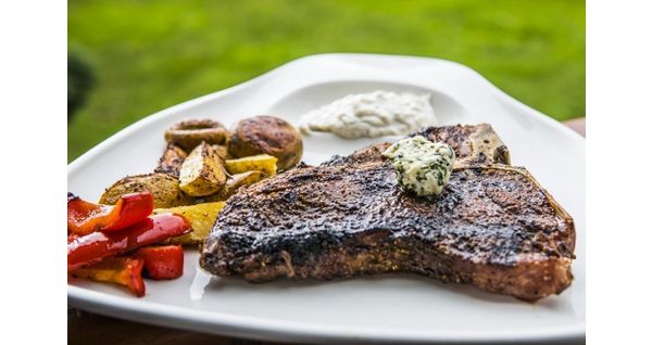 T-Bone Stek z grillowanymi warzywami i dipem na bazie grillowanego czosnku