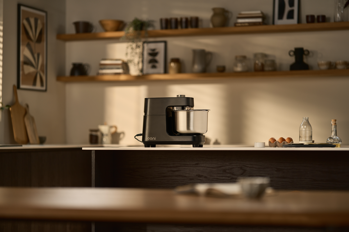 Ooni mikser spiralny Halo Core Foundry Black na blacie kuchennym