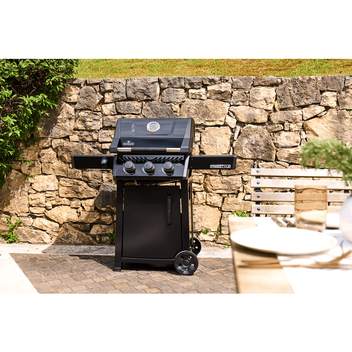 Grill gazowy Napoleon Freestyle 365 czarna, elegancka konstrukcja