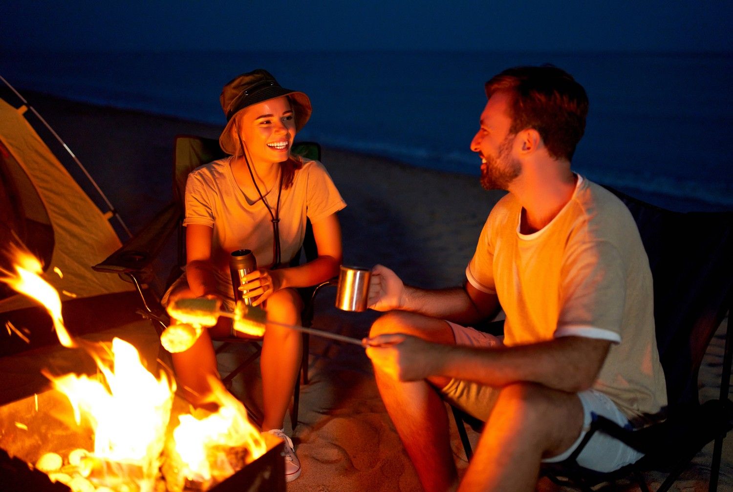 Grill na plaży w nocy