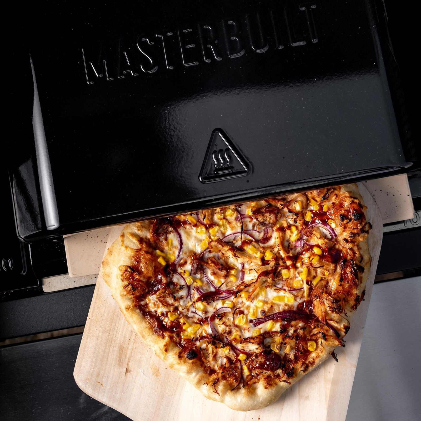 Idealna pizza z grilla węglowego Masterbuilt