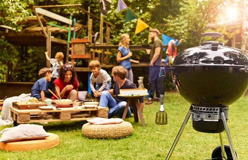 Rodzinne grillowanie przy grillu Weber Master Touch