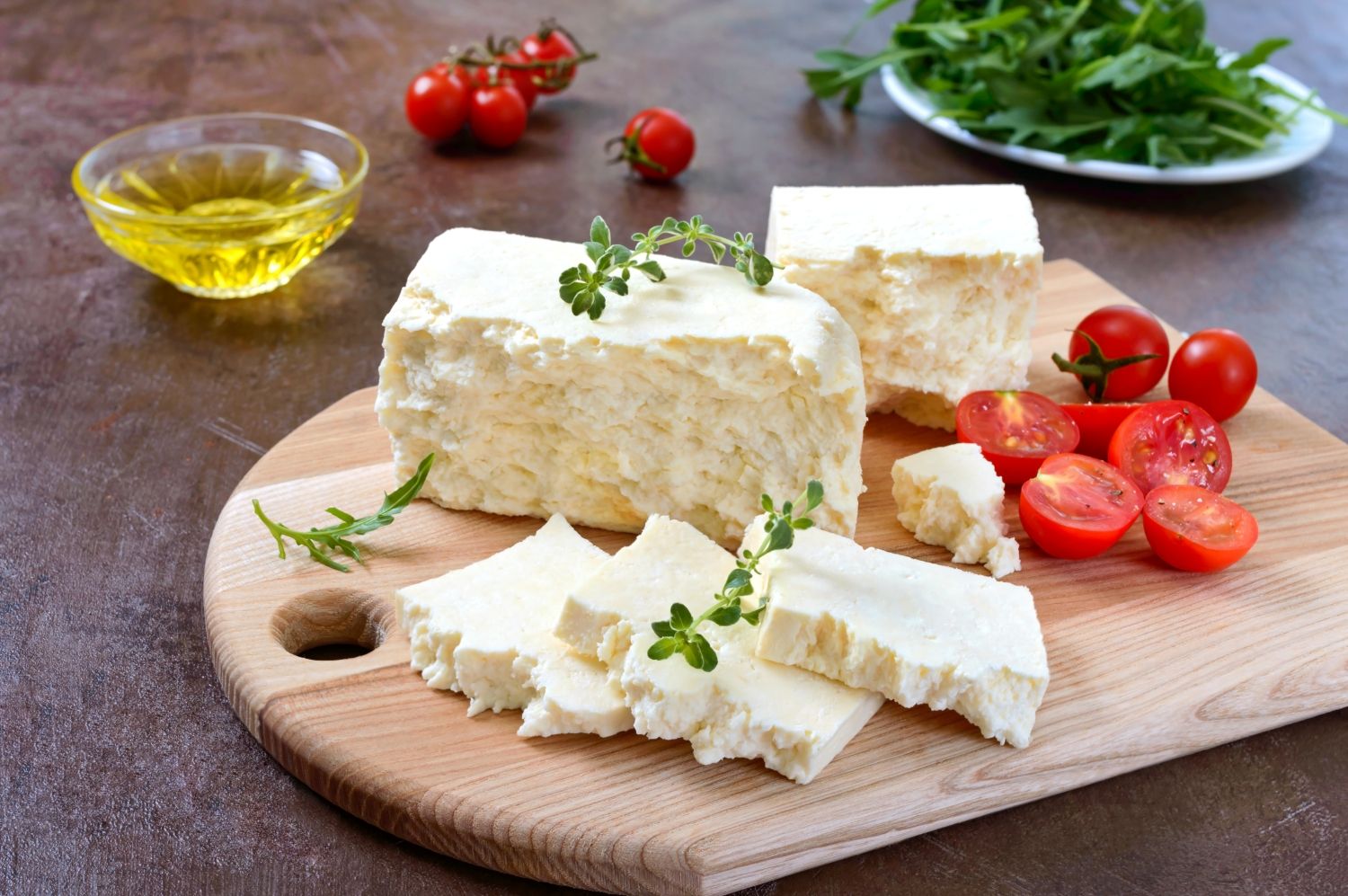 Świeży ser feta ułożony na desce