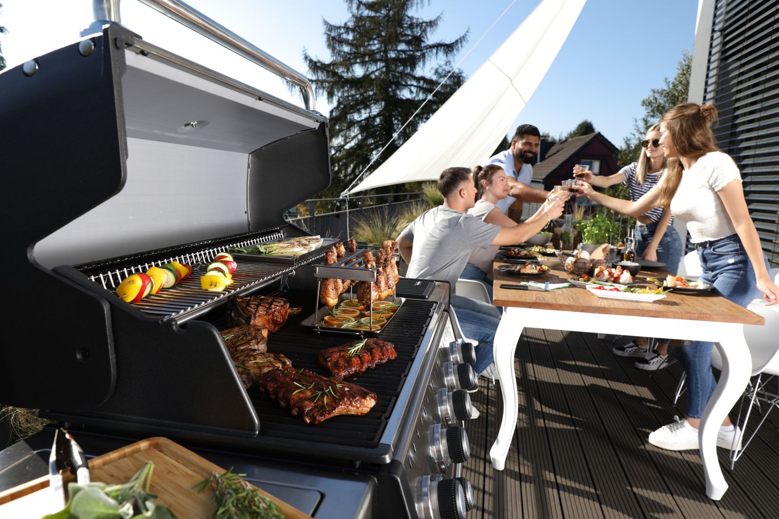 Grill gazowy Broil King z otwartą pokrywą