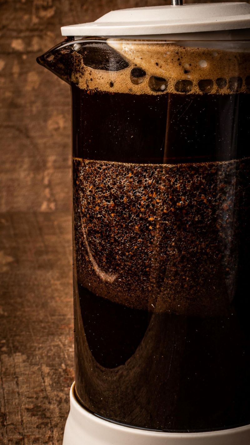 Idealania zaparzona kawa we French press.
