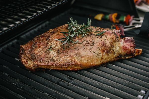 Jagnięcina grillowana na stronie stożkowej rusztów Broil King