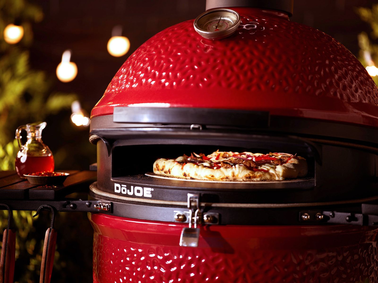 Pieczenie pizzy na grillu węglowym Kamado Joe