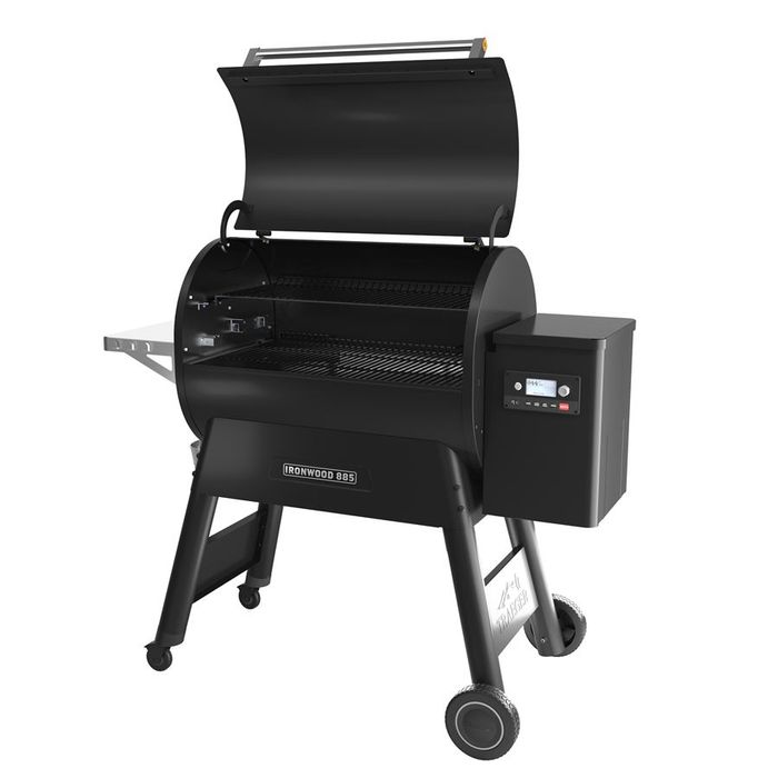 Grill na pellet Ironwood 885 INT + Pellet Sensor Traeger z otwartą pokrywą