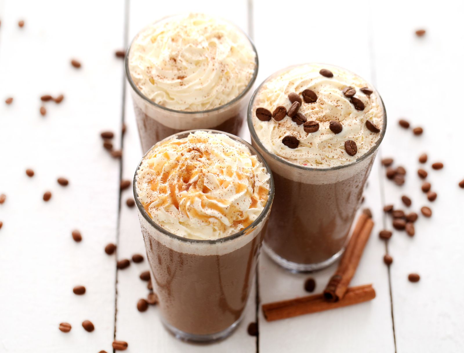 kawa mocha z bitą śmietaną i czekoladą