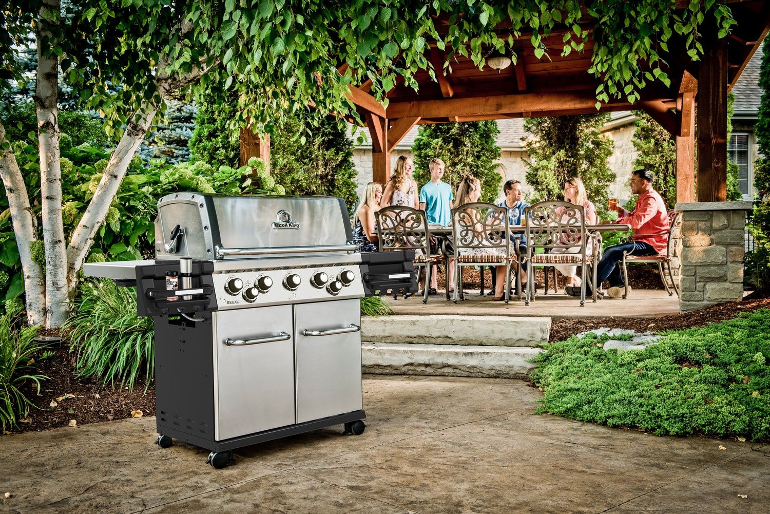 Grill gazowy Broil King Regal S 590 ustawiony w ogrodzie