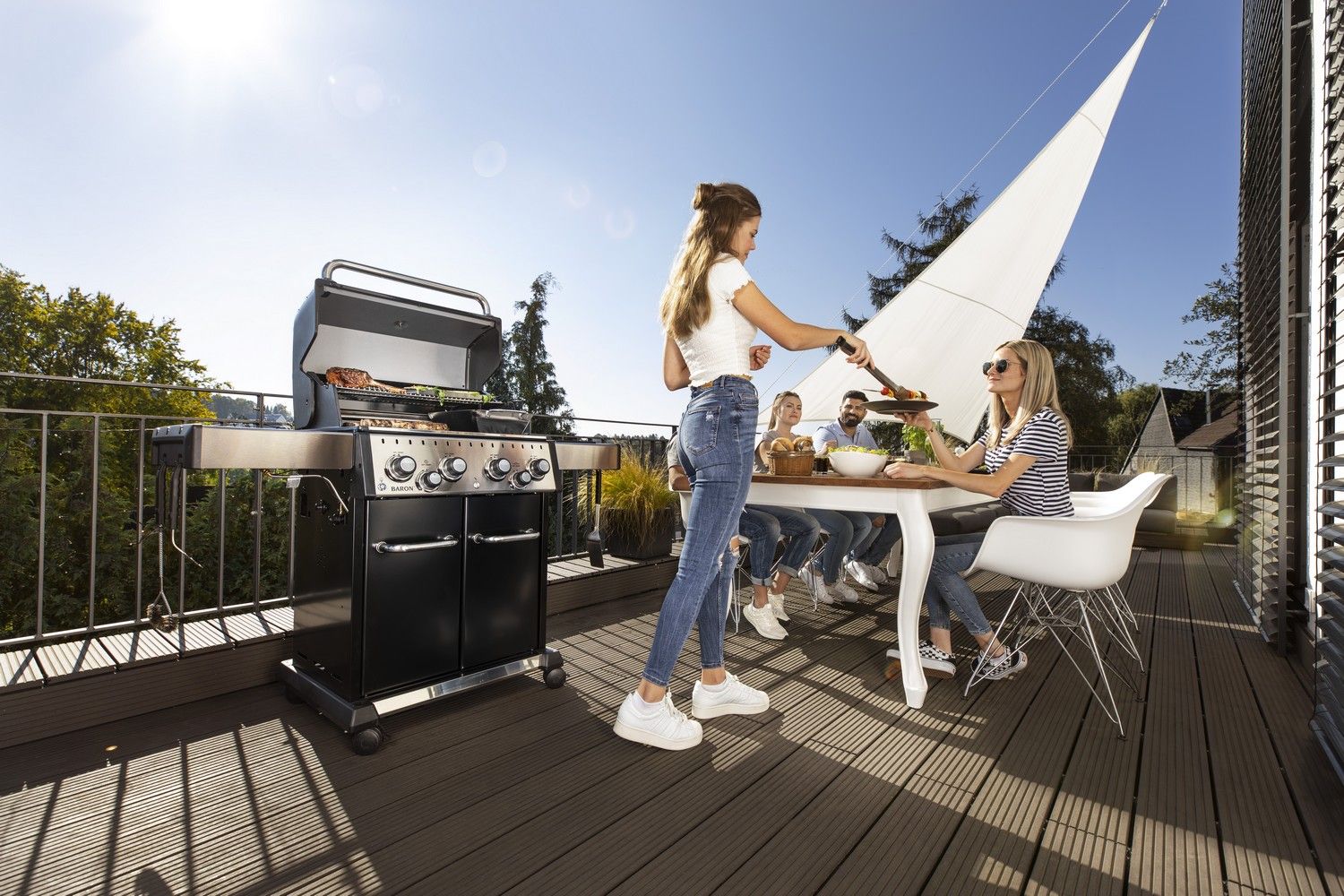 Grill gazowy Broil King Baron 490 na tarasie