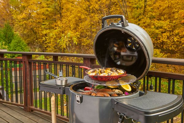 Grill węglowy Broil King z serii KEG - przygotowanie potraw