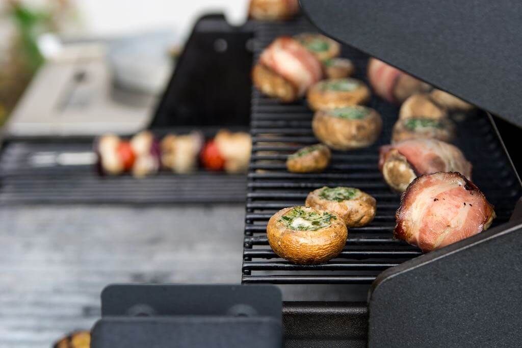 Faszerowane pieczarki z mięsem i boczkiem na grillu